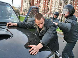 Неудачливых угонщиков автомобиля задержали на месте преступления в Башкирии