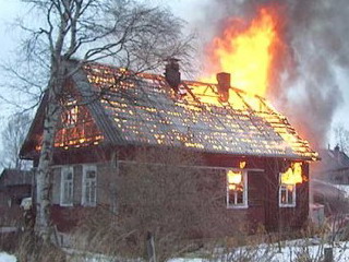 Пожарным Уфы удалось предотвратить взрыв газовых баллонов в деревянном доме
