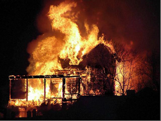 В Уфе сгорел двухэтажный бревенчатый дом