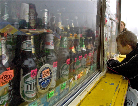 С сегодняшнего дня в России запрещена продажа пива в ларьках