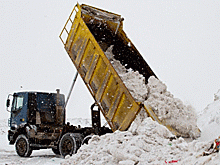 Коммунальщики Ленинского района Уфы организовали свалку грязного снега на берегу реки Белая