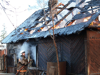 В Башкирии при тушении своего деревянного дома погиб 50-летний мужчина