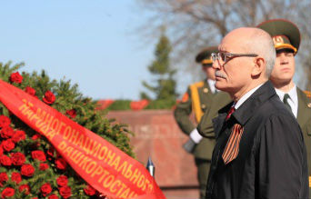 Президент Башкирии возложил цветы к Вечному огню в парке Победы