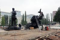 В Уфе монтируют памятник Мустаю Кариму