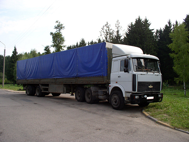На трассе в Уфе «МАЗ» опрокинулся и врезался в два грузовика «Урал»