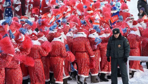 В Уфе Олимпийский огонь приветствовали 800 Дедов Морозов