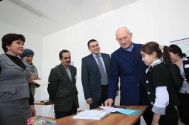 Рустэм Хамитов осмотрел отремонтированное здание школы в селе Сафарово