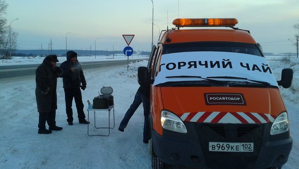 На трассах в Башкирии водителей греют валенками и горячим чаем