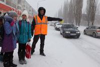 В Туймазах перейти дорогу школьникам помогает «стопмен»