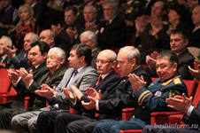 Рустэм Хамитов поздравил военонслужащих и ветеранов с наступающим праздником