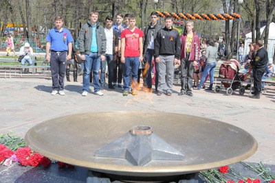 Севастопольская молодежь возложила цветы к Вечному огню в Уфе