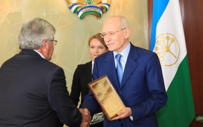 Рустэм Хамитов вручил премии президента РБ в области качества продукции, товаров и услуг
