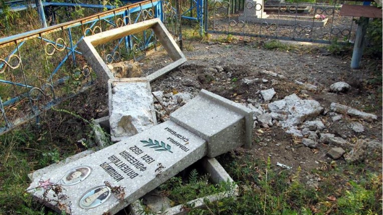 В Башкирии токсикоман устроил погром на кладбище