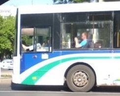 В Уфе водитель маршрутного автобуса высунул ногу на ходу