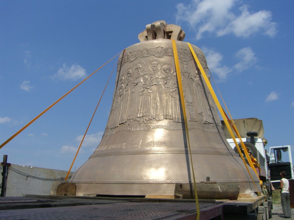 В Уфу привезли 18-тонный колокол «Александр Невский»