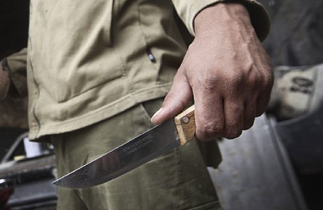 В столице республики мужчина ударил соседа ножом за громкую музыку