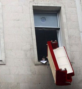 На жителя Башкортостана из окна выбросили диван