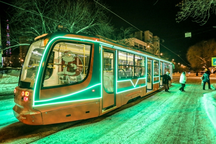 На улицах столицы республики появился новогодний трамвай