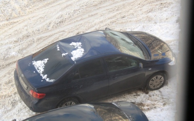 В Уфе упавший снег помял машины
