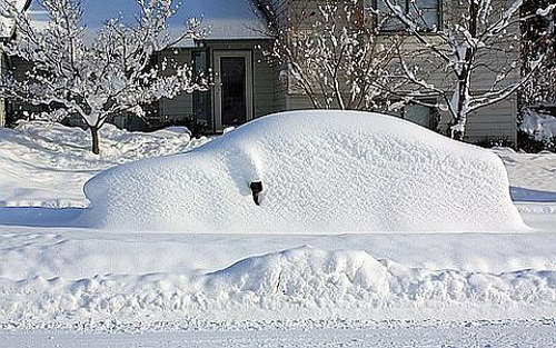 В столице Башкирии при уборке снега не заметили автомобиль