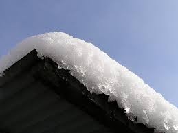 В Уфе на женщину упал снег с крыши