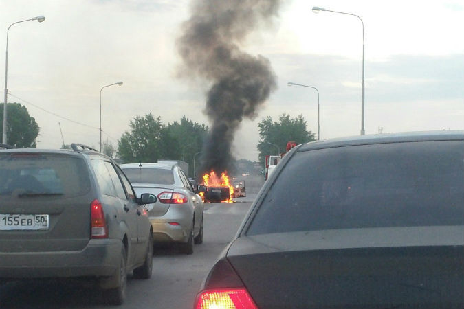 На мосту через реку в Шакше загорелся автомобиль