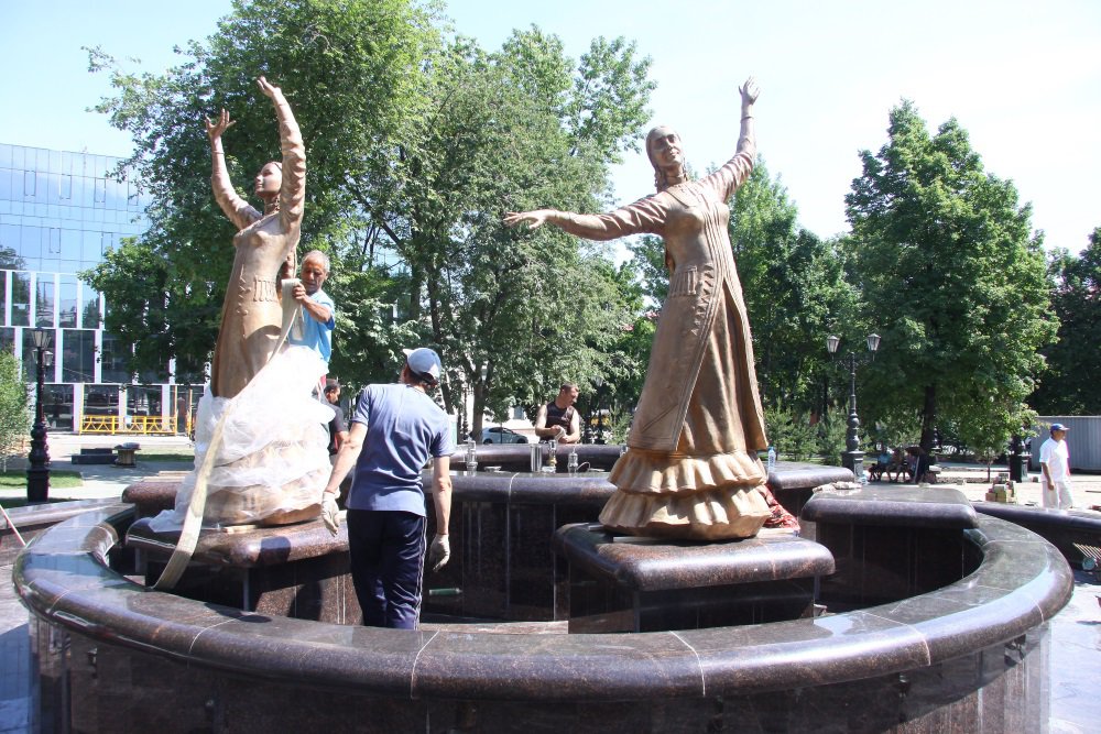 На фонтане «Семь девушек» появились фигуры танцовщиц