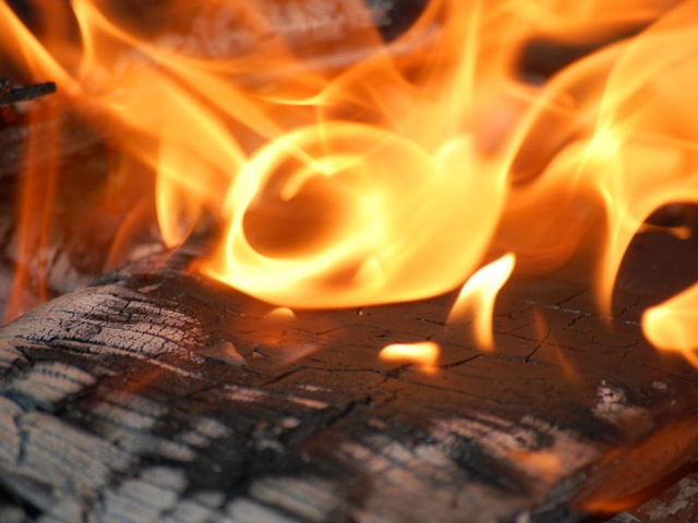 Из горящего дома в Башкирии эвакуировали 45 взрослых и 15 детей