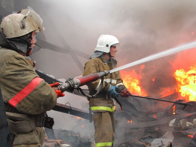 В Уфе из горящего дома эвакуировано 17 жильцов