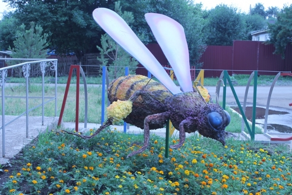 В Уфе появился новый арт-объект в виде фигуры пчелы