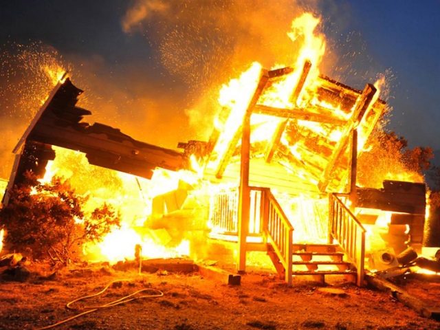 В Башкирии от удара молнии сгорел бревенчатый дом