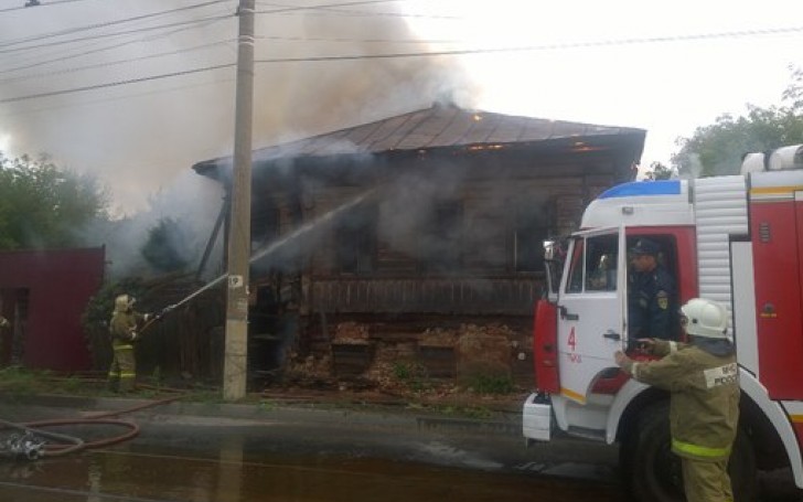 Несколько заброшенных домов сгорело в Уфе