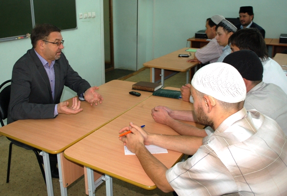 В Исламском колледже имени Марьям Султановой прошла встреча шакирдов с профессором Рафиком Мухамметшиным