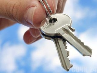 В Октябрьском дети-сироты получили ключи от квартир
