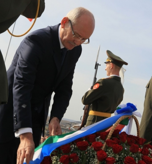 Президент Башкортостана возложил цветы к Монументу Дружбы