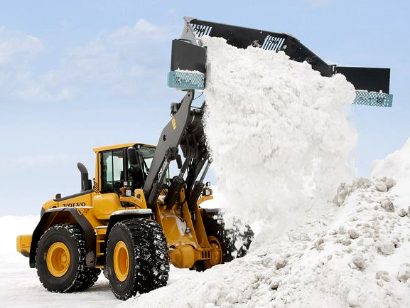 На уборку после снегопада в Уфе вышло более 400 единиц техники