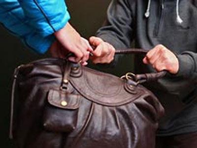 Уфимские школьники отобрали у пенсионерки сумку