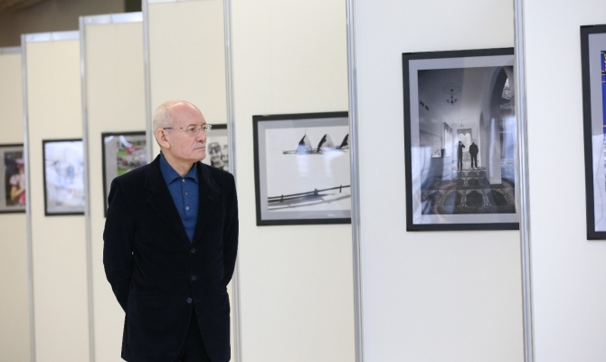 Рустэм Хамитов посетил фотовыставку Раифа Бадыкова