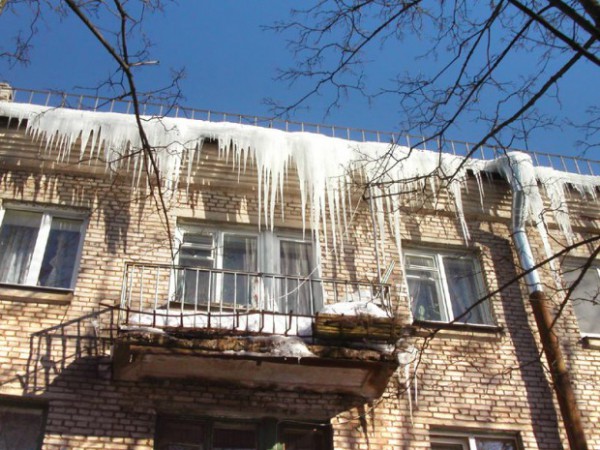 В Уфе трое детей пострадали от сошедшего с крыши льда со снегом