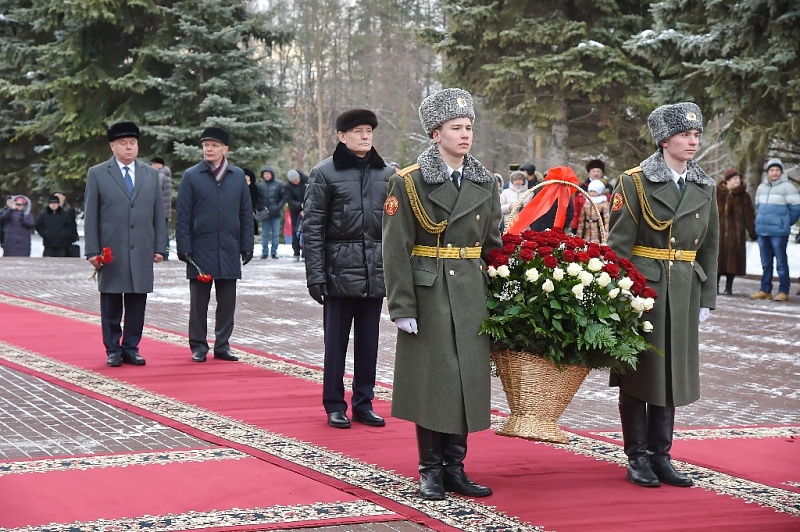Глава Башкирии возложил цветы к Вечному огню в парке Победы