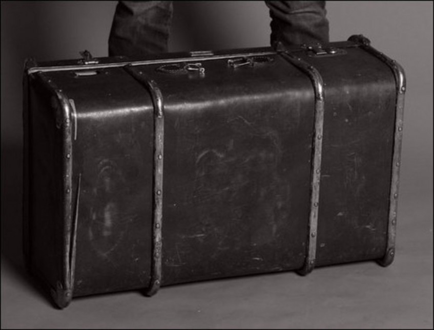 Житель Уфы нашел возле магазина подозрительный чемодан