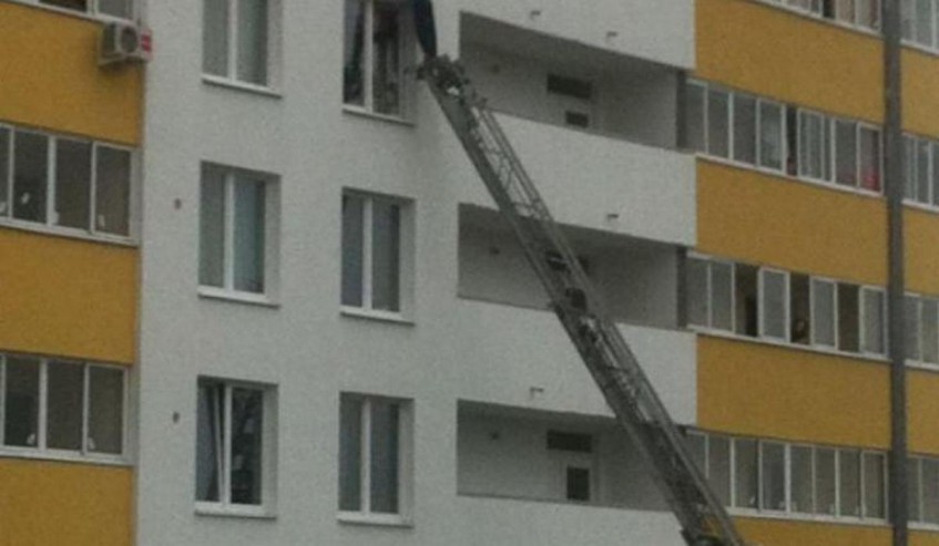 Уфимские спасатели сняли мужчину с балкона седьмого этажа