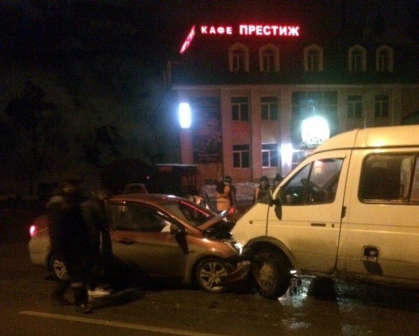 Ночью в Уфе произошло лобовое столкновение Hyundai Solaris и «ГАЗ-2752»