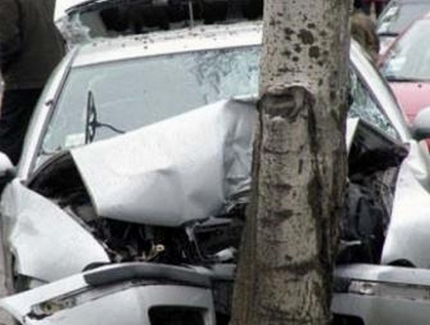 ДТП в Уфе: автомобиль врезался в дерево