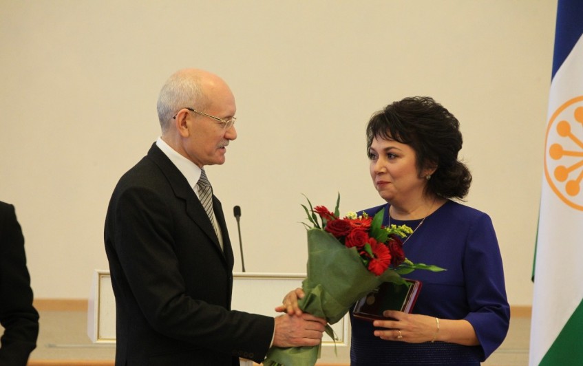 Рустэм Хамитов вручил женщинам государственные награды