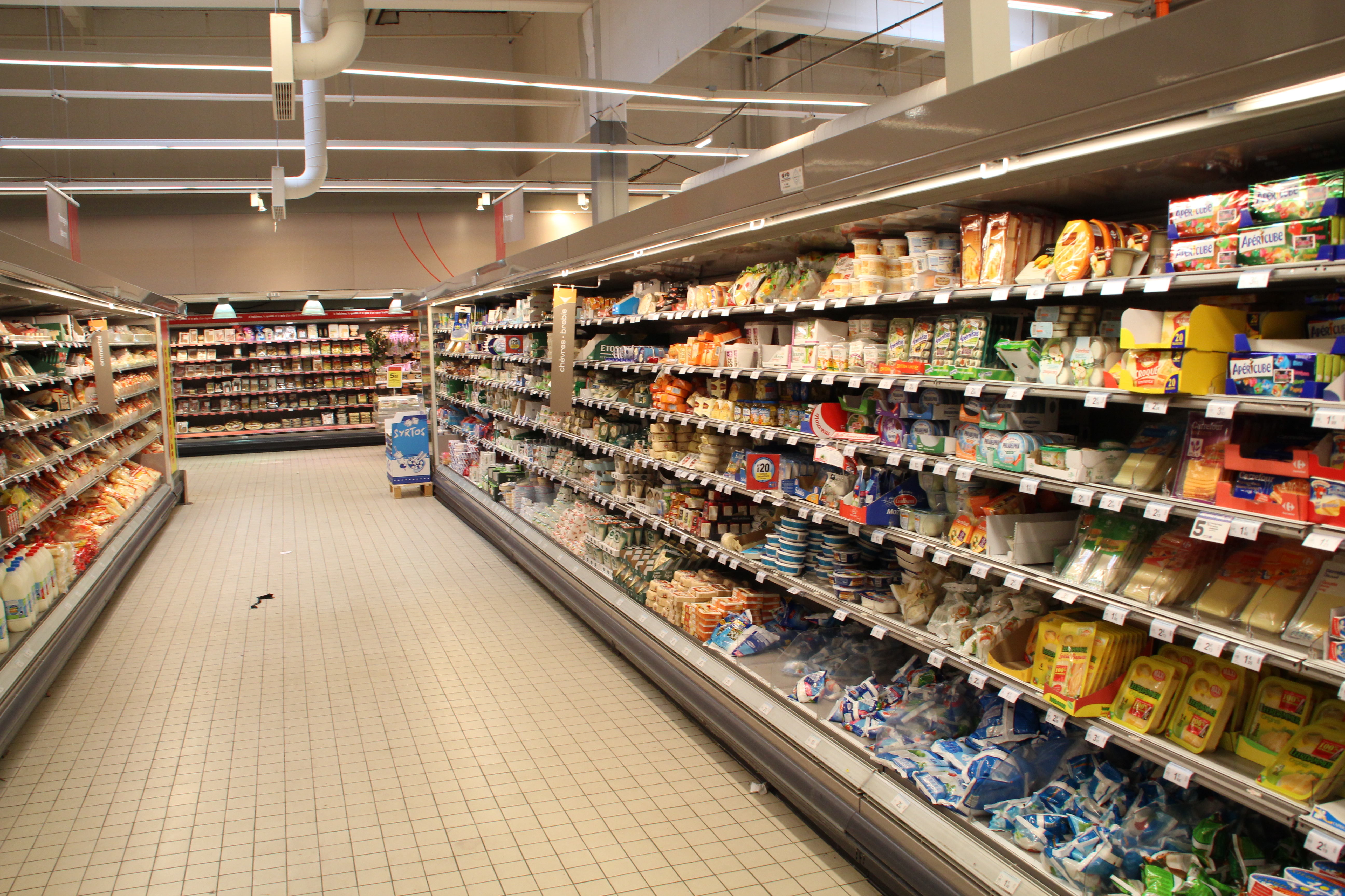 Полки супермаркета с продуктами