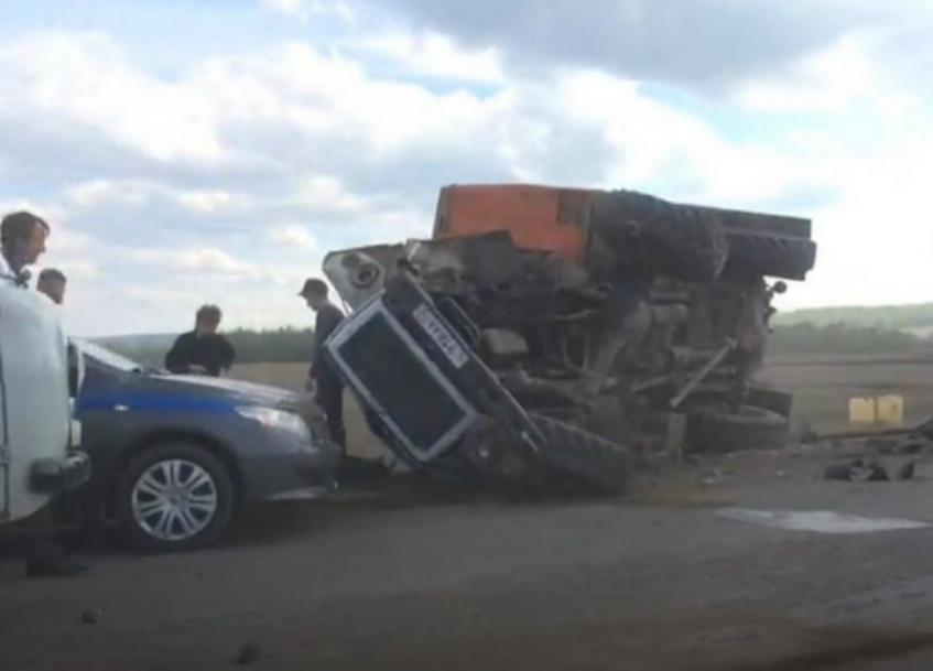 В Башкирии в результате ДТП пострадали грузовик и легковушка