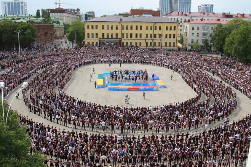 В Уфе 5 000 одиннадцатиклассников прошли парадом по улицам города