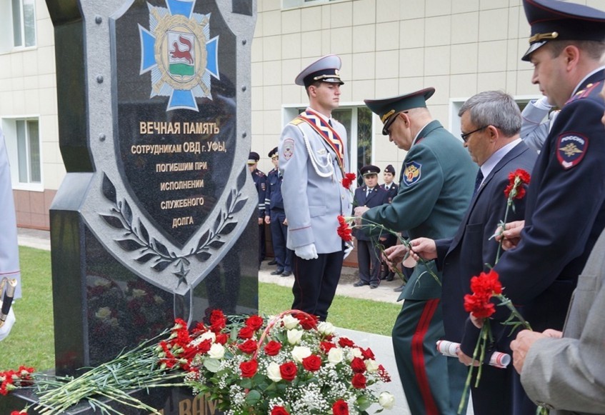 В Уфе установили памятник погибшим сотрудникам органов внутренних дел