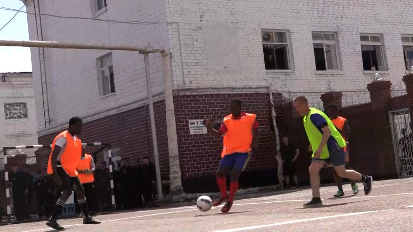 Студенты из Африки сыграли в футбол с тюремными заключенными Уфы